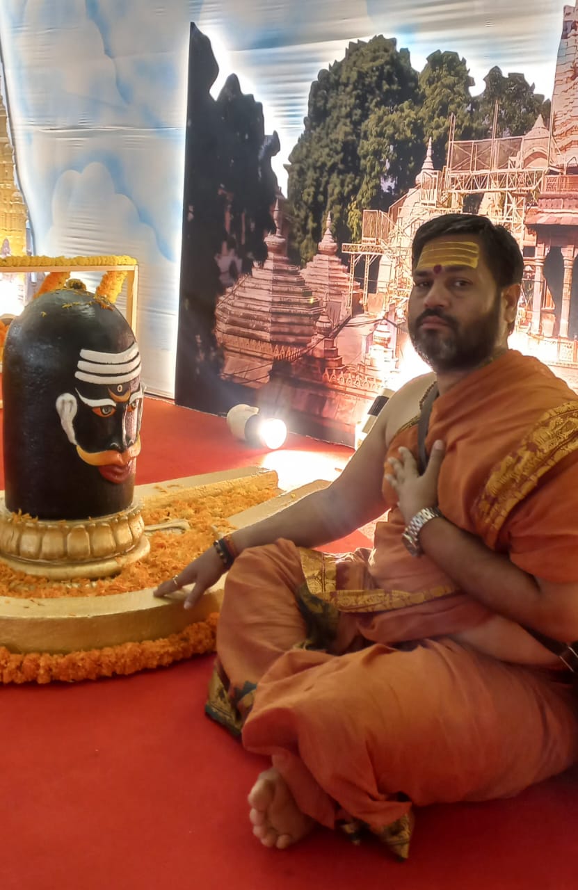 Vedic Acharya Kedarnath GuruJi offering seva beside the sacred Jyotirlinga
